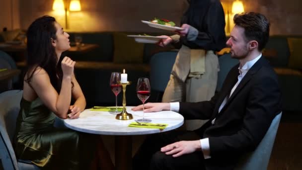 Kellnerin Bringt Salate Für Mann Und Frau Und Beim Romantischen — Stockvideo