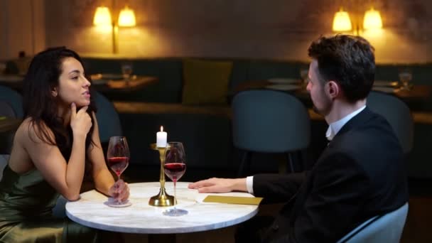 Mann Bezahlt Durch Zahlungsterminal Den Händen Der Kellnerin Beim Date — Stockvideo