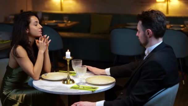 餐厅里的女服务员在约会期间向情侣们展示了一瓶葡萄酒 生活方式 关系的概念 实时视频 — 图库视频影像