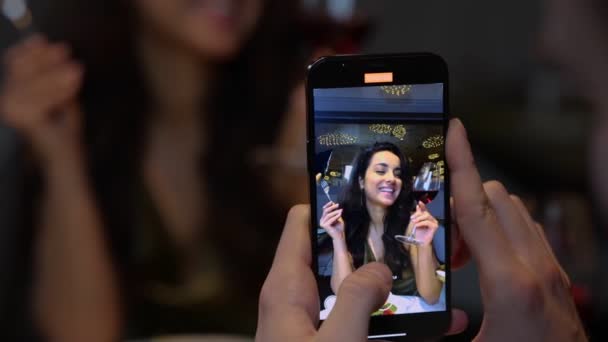 Szczęśliwa Młoda Dama Pozująca Przed Kamerą Trzymając Wino Jedząc Facet — Wideo stockowe