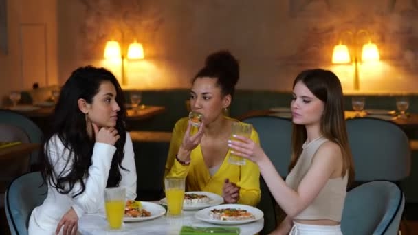 레스토랑에 앉아있는 칵테일을 마시고 친구의 라이프 스타일 실시간 비디오 — 비디오