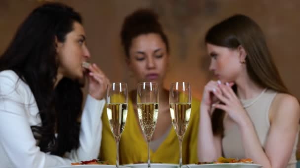 Красивые Женщины Сидят Ресторане Ужином Сосредоточься Бокалах Шампанского Столе Встреча — стоковое видео