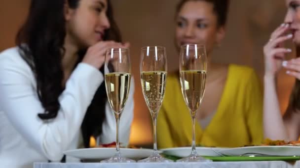 笑顔の若い女性の友人は レストランに座って話している間にシャンパンで乾杯します 友人との出会い ライフスタイル 友情コンセプト リアルタイムビデオ — ストック動画