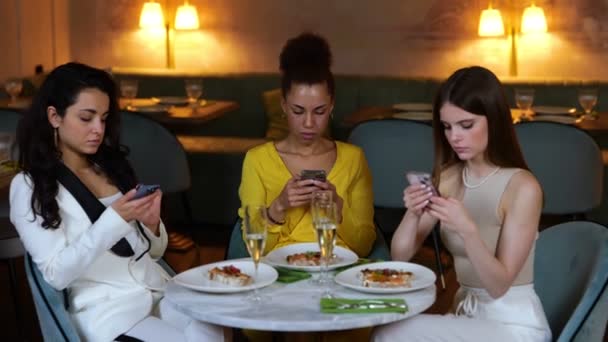 Mujeres Bonitas Cenando Restaurante Moderno Mientras Están Ocupadas Escribiendo Los — Vídeos de Stock