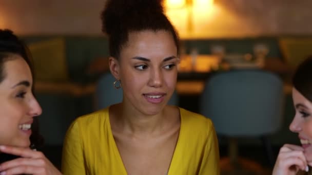 アフリカ系アメリカ人女性がシャンパンで試飲しながらレストランで友人のための結婚指輪を披露 友人との出会い ライフスタイル 友情コンセプト リアルタイムビデオ — ストック動画