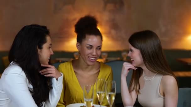 Des Amies Heureuses Reposent Dans Restaurant Tandis Que Dame Afro — Video