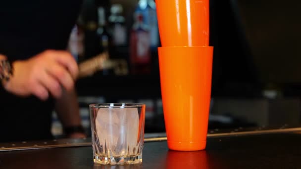 Barkeeper Legt Ein Großes Stück Eis Ein Cocktailglas Barkeeper Macht — Stockvideo