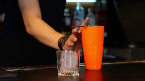 Bartender Pria Menuangkan Koktail Dari Gelas Pengocok Bartender Menyiapkan Koktail — Stok Video