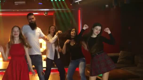 Молодые Люди Танцуют Дискотеке Музыку Друзья Веселятся Вместе Ночном Клубе — стоковое видео