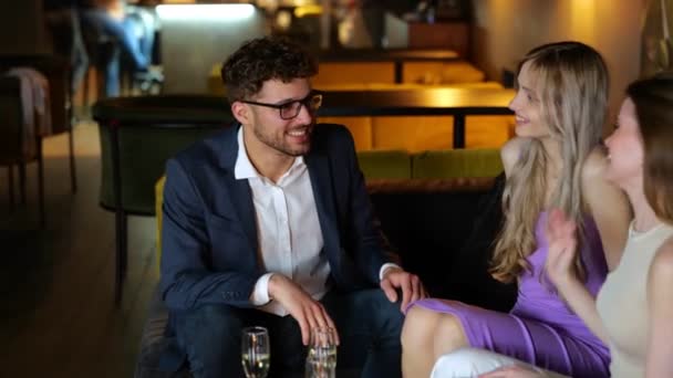 Pria Berkacamata Tersenyum Sambil Beristirahat Restoran Sambil Memesan Makan Malam — Stok Video