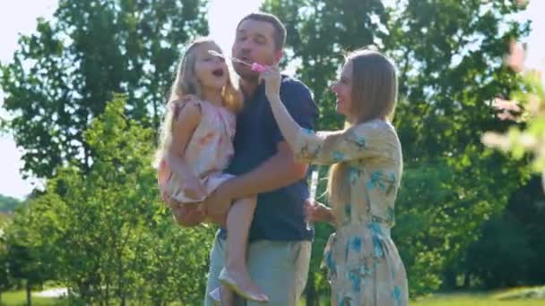 Família Alegre Passar Dia Verão Juntos Brincando Com Bolhas Sabão — Vídeo de Stock
