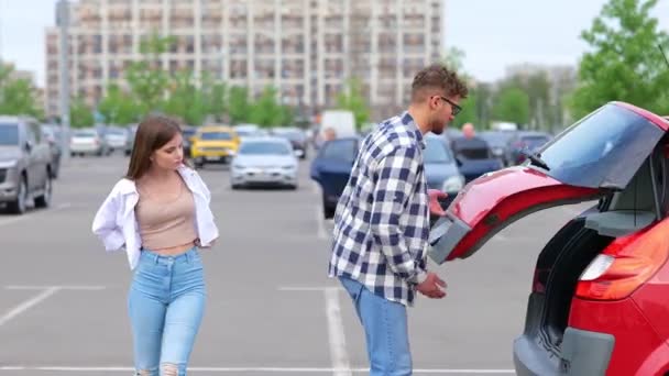 Młody Mężczyzna Kobieta Wyciągają Walizki Bagażnika Stojąc Zewnątrz Parkingu Wycieczka — Wideo stockowe