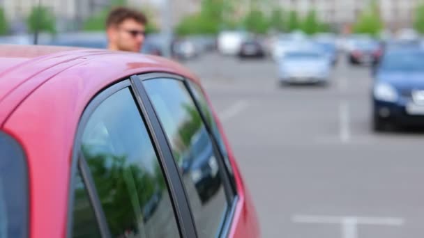 Jovem Triste Deprimido Sentado Perto Carro Livre Com Pneu Perfurado — Vídeo de Stock