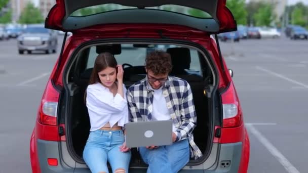 快乐的年轻人在户外坐在行李车上 一边使用笔记本电脑 一边看着屏幕 旅行和生活方式概念 — 图库视频影像