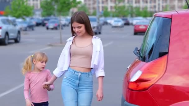 Mutlu Genç Anne Kızıyla Birlikte Otoparkta Yürüyor Kadın Arabanın Kapısını — Stok video
