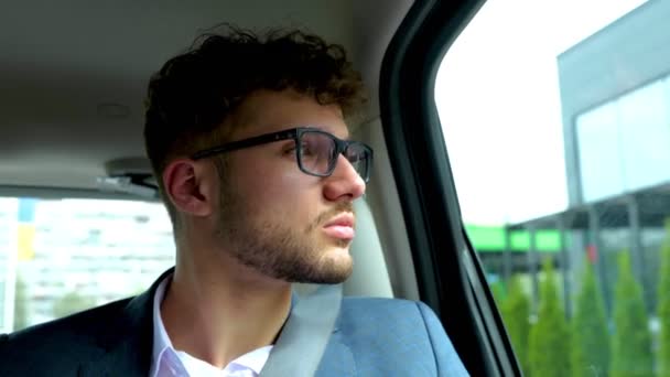 Joven Hombre Negocios Gafas Con Ropa Formal Sentado Asiento Trasero — Vídeos de Stock