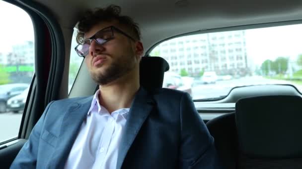 疲れ果てた若者は 旅行中に休んでいる間 タクシー車の後部座席に座っていました ビジネス 技術コンセプト リアルタイム — ストック動画