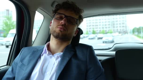 若い実業家は 車の後部座席に座って眠り 目を覚まし こすった ビジネス 技術コンセプト リアルタイム — ストック動画