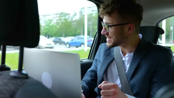 成功したビジネスマンは ラップトップを使用して画面を見ながら 後部座席でタクシー車に座っています 成功した取引 ビジネス 技術コンセプト リアルタイム — ストック動画