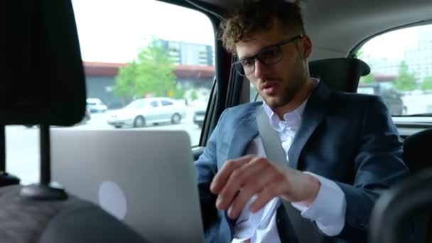 Jovem Empresário Fechando Laptop Depois Trabalho Duro Enquanto Sentado Banco — Vídeo de Stock