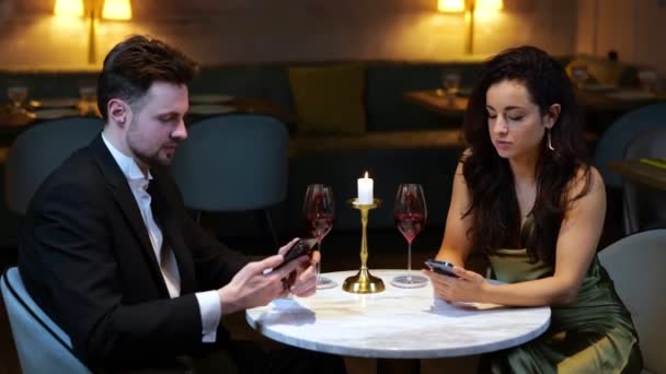Usmívající Romantický Pár Mají Rande Restauraci Zatímco Dívá Obrazovce Telefonu — Stock video