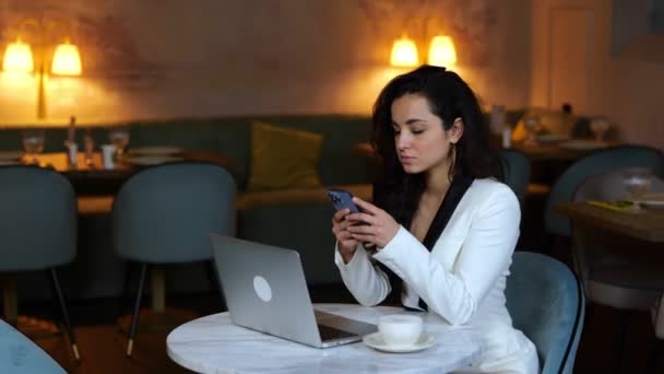 Elegância Jovem Empresária Sentada Mesa Restaurante Enquanto Usa Smartphone Laptop — Vídeo de Stock