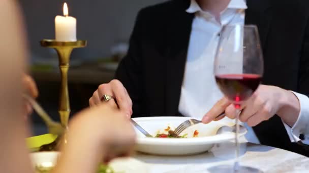 年轻人一边吃沙拉一边和女朋友坐在餐厅里 男人在约会 生活方式 关系的概念 实时视频 — 图库视频影像