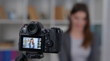 Kadın medya etkileyicisi evde çevrimiçi olarak konuşuyor. Video kayıt günlüğünün görüntüsü. Seçici odaklanma. İnternet günlüğü konsepti. Gerçek zamanlı konsept.