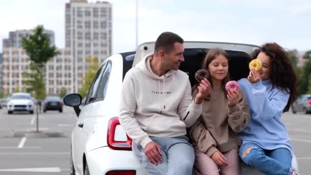 Positief Gelukkig Kaukasische Mooie Familie Ouders Tienermeisje Glimlachend Pratend Vasthouden — Stockvideo