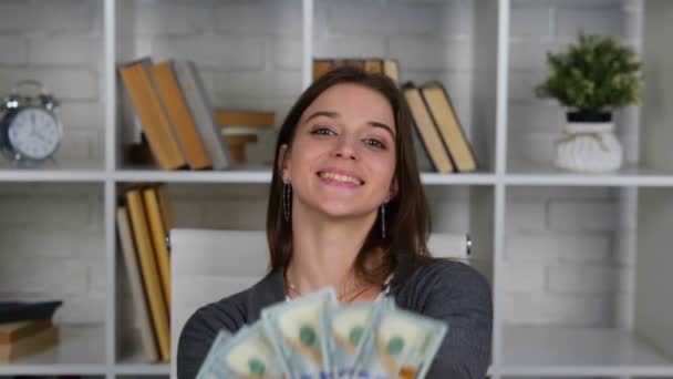Gelukkige Blanke Vrouw Met Contant Geld Vrouwelijke Blogger Houdt Ventilator — Stockvideo