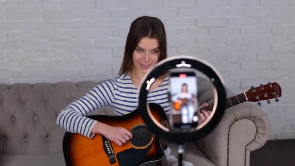Csinos Hölgy Gitározik Miközben Zenét Rögzít Okostelefonon Otthon Női Blogger — Stock videók