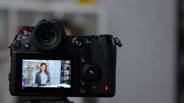 Anzeige Des Videoblogs Der Kameraaufzeichnung Bloggerin Hält Geld Der Hand — Stockvideo