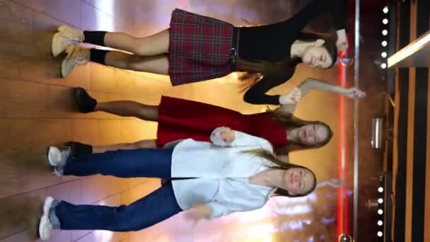 Mujeres Jóvenes Sonrientes Que Pasan Tiempo Club Nocturno Mientras Toman — Vídeo de stock