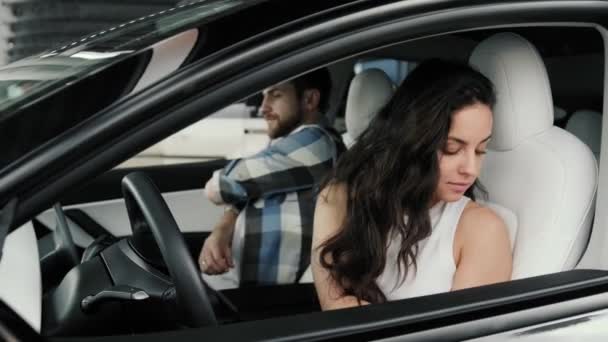 シートベルトを着用しながらドライブレッスンを始める笑顔の女性 運転テスト 安全性 輸送コンセプト スローモーション — ストック動画