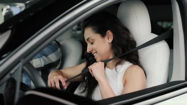 Senhora Sorrindo Usando Cinto Segurança Antes Conduzir Aula Com Instrutor — Vídeo de Stock