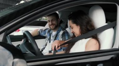Arabada oturup araba sürmeyi öğrenirken emniyet kemeri takan mutlu güzel bayan. Sürüş testi, ulaşım konsepti. Yavaş çekim