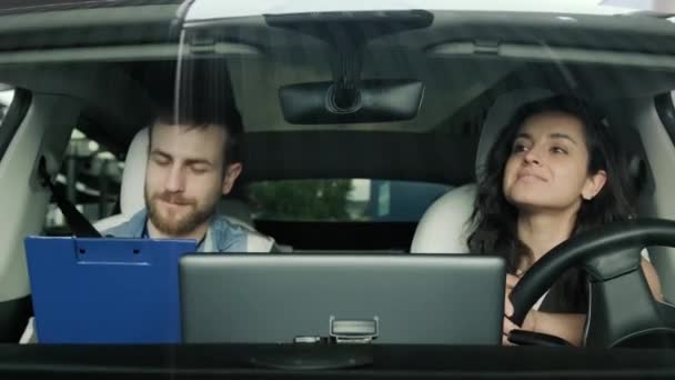 Szczęśliwa Młoda Dama Prowadzi Samochód Podczas Egzaminu Prawo Jazdy Podczas — Wideo stockowe