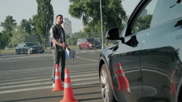 Sürücü Kursunda Kadın Park Ederken Erkek Eğitmen Ona Yardım Ediyor — Stok video