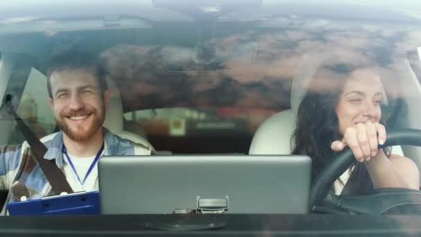 Усміхнена Молода Леді Чоловічий Інструктор Використовують Ремінь Безпеки Сидячи Машині — стокове відео