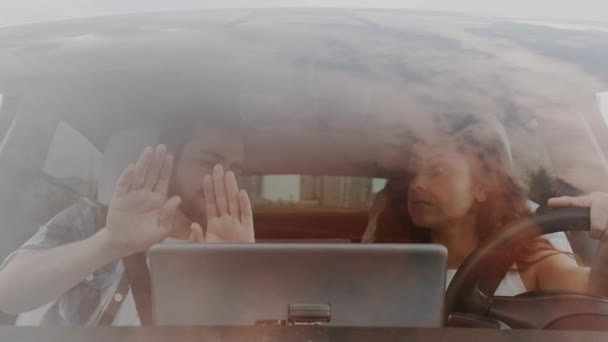 Νεαρή Γυναίκα Ακούει Τον Οδηγό Της Ενώ Σπουδάζει Οδήγηση Κάθεται — Αρχείο Βίντεο