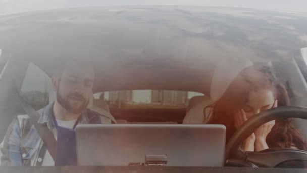 Wanita Muda Mendengarkan Instruktur Sambil Duduk Dalam Mobil Selama Ujian — Stok Video