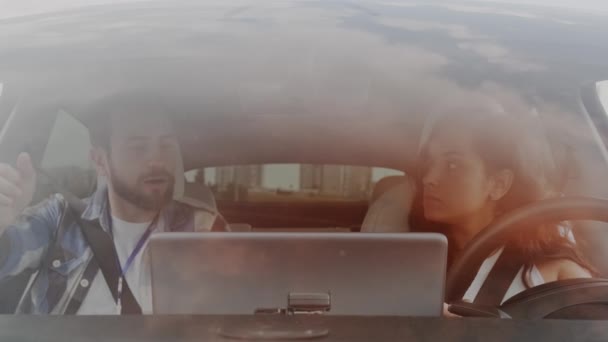 Istruttore Maschio Che Spiega Donna Come Guidare Auto Durante Lezioni — Video Stock