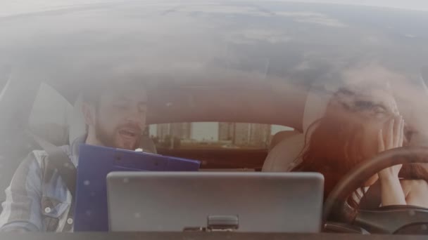 Erkek Eğitmen Arabadaki Yorgun Genç Bayana Direksiyon Kurallarını Açıklıyor Sürüş — Stok video