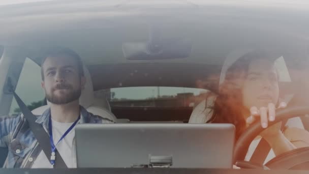 Νεαρή Κυρία Οδηγεί Αυτοκίνητο Ενώ Δάσκαλος Κάθεται Στη Θέση Του — Αρχείο Βίντεο