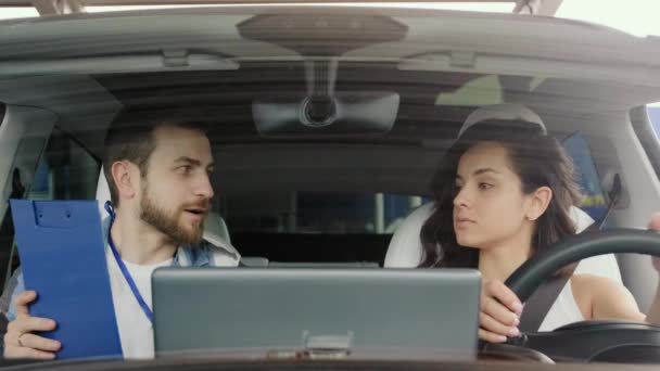 Νεαρή Γυναίκα Μιλάει Τον Άνδρα Εκπαιδευτή Και Κάθεται Στο Αυτοκίνητο — Αρχείο Βίντεο