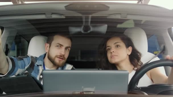 Jovem Mulher Ouvindo Atentamente Seu Instrutor Condução Sentado Carro Teste — Vídeo de Stock