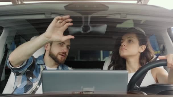 Řidičský Instruktor Který Vysvětluje Jak Používat Zpětné Zrcátko Pro Dámu — Stock video