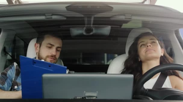 Erkek Eğitmen Arabada Sürüş Dersi Sırasında Üzgün Bir Kadına Hataları — Stok video