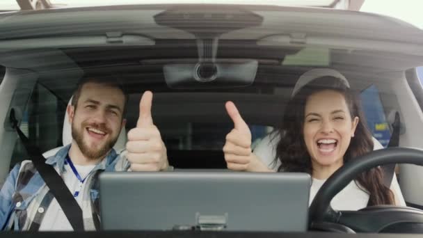 Uśmiechnięta Kobieta Instruktor Jazdy Siedzący Samochodzie Pokazujący Kciuki Górze Test — Wideo stockowe