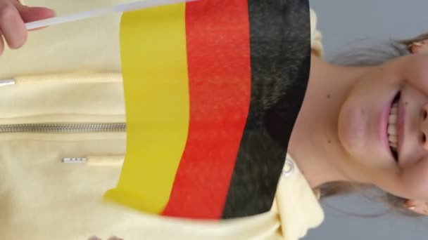 Caucásica Joven Adolescente Alemana Con Capucha Amarilla Ondea Una Pequeña — Vídeo de stock